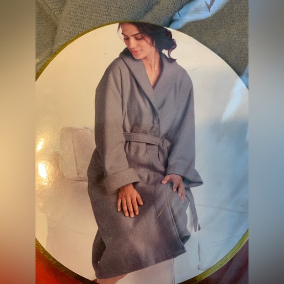 GREY FLEECE ROBE with cuffs. New! 39 in. long. Gray.  Sz One size fits most. - Picture 1 of 6